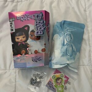 Bratz Bratziez Iconz Series Plush Blind Box with Charm Clip and Accessory Yasmin